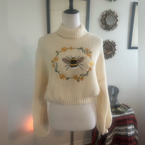 Sweaters - Honeybee Embroidered Crop Sweater ✨❤️✨